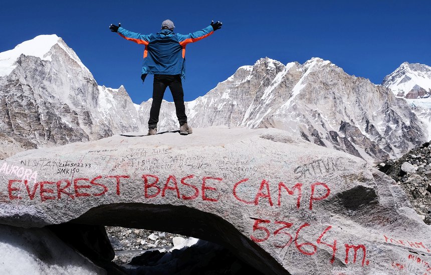 ледопад, горы, национальный парк Сагарматха, Кала Патхар, треккинг, пункт назначения, гималайский, туризм, лед, пейзаж, регион Эвереста, Кхумбу, скала, национальный парк, надпись, человек, стоять, Эверест, ледник, турист, Гималаи, знаменитый, Кала Патхар, гора Эверест, Горакшеп, природа, Горакшеп, Азия, EBC, базовый лагерь Эвереста, Махалангур, один, поход, походная тропа, ледник Кхумбу, назад, приключение, одиночный, поднятые руки, Джомолунгма, Гималаи, долина Кхумбу, руки вверх, человек, силуэт, Непал, путешествие, пейзаж;