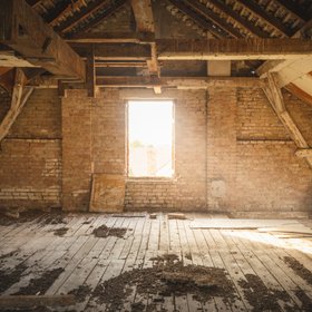 Мужчина вышел из тюрьмы и тайно поселился в доме своей бывшей девушки, с которой расстался 12 лет назад