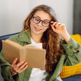 24% людей сразу напишут человеку на сайте знакомств, если у них в профиле есть фото с книгой