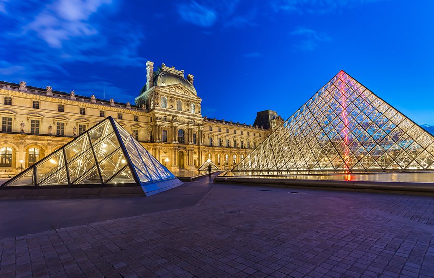 Площадка дворца Лувра. Ограбление Лувра