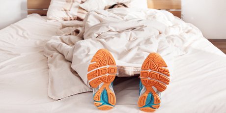 Ленивый фитнес: 15 упражнений, которые можно выполнять, не вставая с кровати