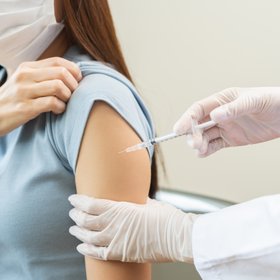 Ученые опубликовали исследование о связи вакцин от коронавируса с развитием рака, но сайт сразу взломали, а статью заблокировали