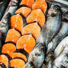 В Госдуме предложили по четвергам продавать рыбу со скидкой 50%