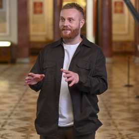 Первый несмешной монолог комика Евгения Чебаткова — об искусстве, мате и проработке травм прямо на сцене