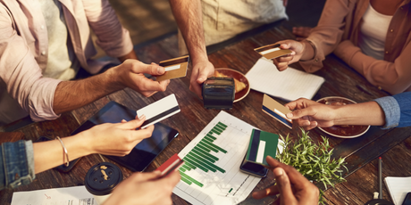 Шесть подруг из Австралии поделились лайфхаком для путешествий: они откладывают по $13 в неделю на общий счет и оплачивают с него билеты, отели, еду