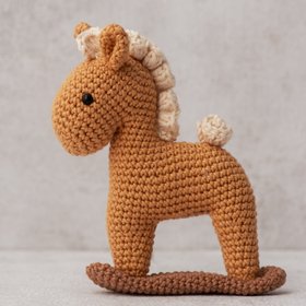 В соцсетях вирусится шерстяной конь в натуральную величину – девушка вязала его крючком 16 дней!