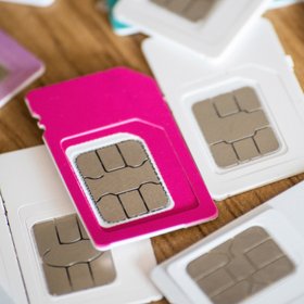 С 1 сентября 2026 года российским операторам связи запретят покупать иностранные сим-карты