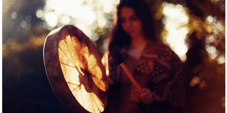 Пары по всему миру нанимают шаманов, чтобы разогнать тучи на время свадьбы