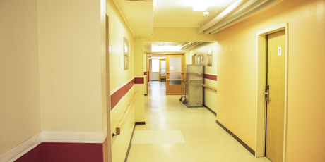 Житель Беларуси выиграл на аукционе целое здание психбольницы и поселился в нем