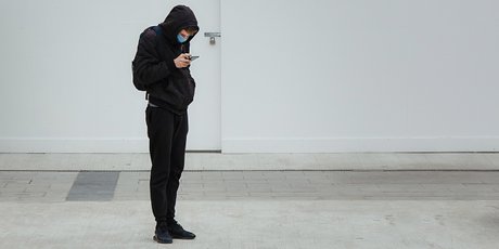 Исследование: люди с высоким интеллектом чаще соблюдают правила социального дистанцирования