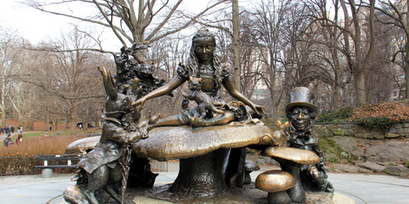 Безработный житель Нью-Йорка обувает городские скульптуры в забавные тапочки, которые сам изготавливает для каждой статуи