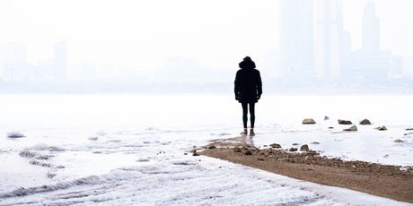 Как побороть сезонную зимнюю депрессию: светотерапия, тяжелое одеяло и грустные песни