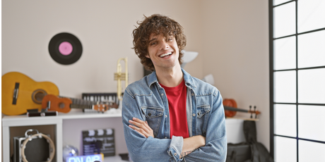 В США прошел конкурс демонстративных парней, где участники пили матча и читали книги вверх ногами