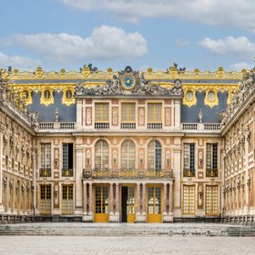 Статуи во французском Версале теперь говорят с помощью ИИ от OpenAI