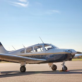 Глухая женщина из Калифорнии выжила после того, как в нее врезался легкий самолет