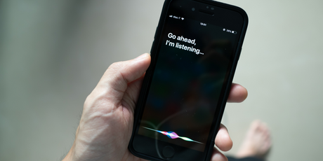 iPhone в режиме диктовки распознает слово «racist» («расист») как «Трамп»