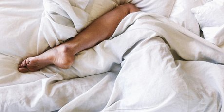 Коктейль из тиктока Sleepy Girl – вишневый сок, минералка и магний. Он правда помогает уснуть?