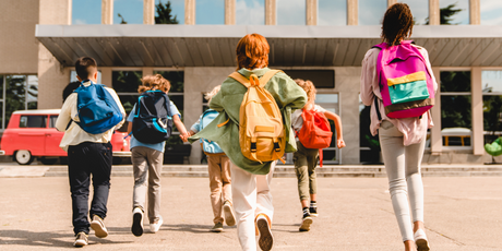 «Ел целый контейнер молотого кофе на обед». В соцсетях делятся историями о тех самых «странных одноклассниках»