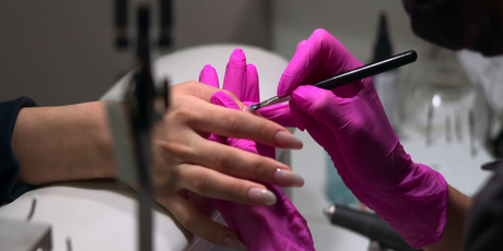 В России утвердили ГОСТ на маникюр и педикюр