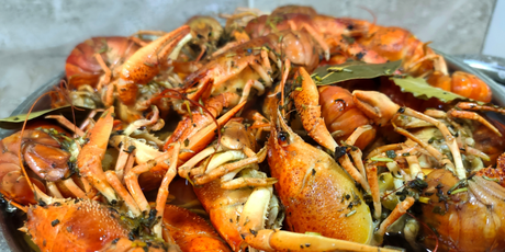 Российские автодилеры начали дарить покупателям машин муку и раков