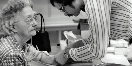 Люди, которые узнают новости из соцсетей, чаще верят дезинформации о прививках, чем те, что читают СМИ