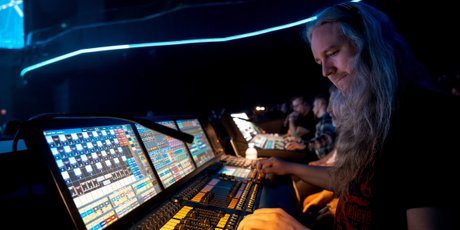 «500–600 тысяч за стадионный концерт». Сколько зарабатывает художник по свету