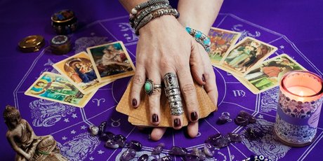 52% владельцев бизнеса считают полезным, когда кандидат указывает в резюме знак зодиака