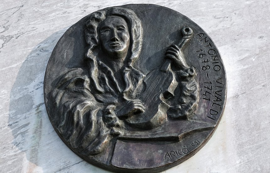 Бронзовый рельефный портрет Антонио Вивальди. Два взгляда на мир: «Времена года» Вивальди и Пьяццоллы