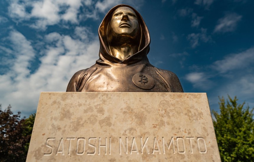 Бюст Сатоши Накамото в Будапеште