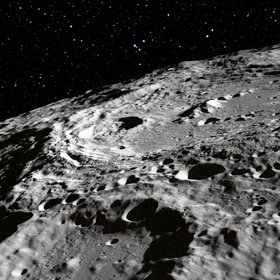 Британские ученые научились превращать лед с Луны в питьевую воду