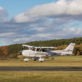 18-летний американец путешествует по миру на одноместном самолете. Его цель — посетить все материки