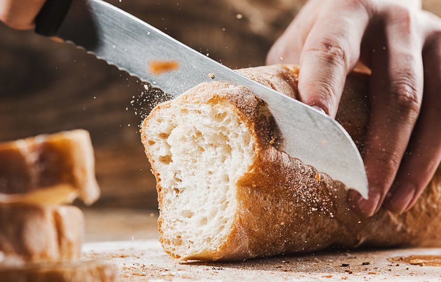 род занятий, кавказский, подготовка, белый, ломтик, мука, дерево, зерно, изготовление, пекарня, пекарь, вкусно, крупный план, нож, традиционный, хлопья, крупный план, фон, человек, испеченный, вкусный, мужчина, резать, держать, деревенский, буханка, пшеница, приготовление пищи, мужчина, кухня, близко, органический, стол, рука, хлеб, домашний, повар, ресторан, шеф-повар, кухня, еда, корочка, еда, выпечка, здоровый, выпекать, булочка, спереди, свежий, доска;