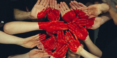 «Дети — цветы жизни». Как социальные мифы мешают нам быть счастливыми и влияют на оценку других