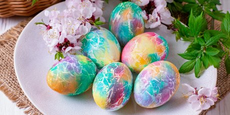 6 способов покрасить яйца на Пасху от тиктокеров: вино, пена для бритья и цвет дубайского шоколада