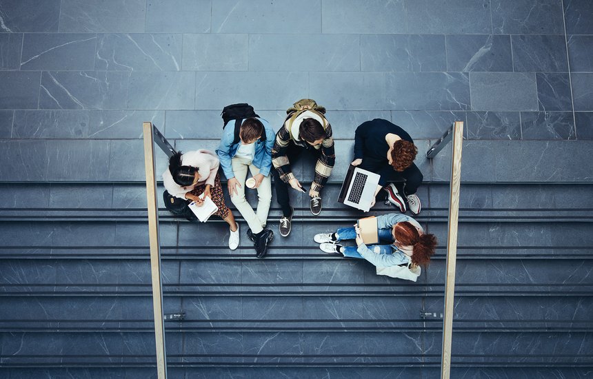колледж, средняя школа, студент, молодой, университет, лестница, девушки, разговор, ноутбук, молодежь, тусовка, высокий, вид, сверху, школа, мужчины, группа, подросток, учеба, женщины, кампус, копировальное пространство, мужчины, люди, шаги, друзья, одноклассники, сидят, женщины;
