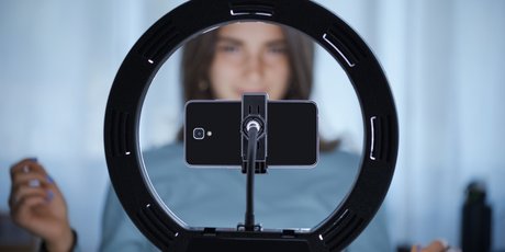 YouTube начал "улучшать" внешность людей на видео с помощью ИИ без разрешения авторов