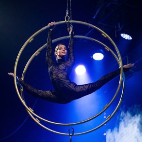 «Падала метров с четырех, в целом не так страшно»: воздушная гимнастка — о работе в цирке с 14 лет