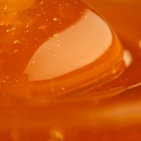 «Это буквально ведро конфеты». Тиктокеры стали есть пасту для депиляции