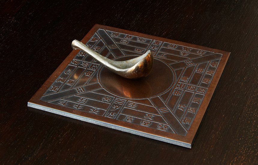 Репродукция древнего китайского компаса