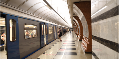 «Почему меня облапали, а виновата я?»: в Москве оштрафовали блогерку, которую облапал мужчина в метро