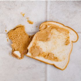 «Микробы так быстро не передвигаются», — 73% опрошенных британцев съедят упавшую на пол еду, если сразу поднимут