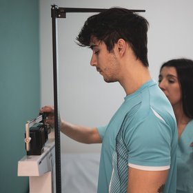 Мужчины массово делают операции по увеличению роста — им распиливают кости и вставляют в них металлические стержни