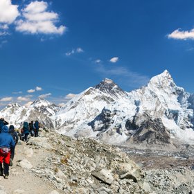 На Эвересте гиды, спасатели, больницы, а иногда и сами туристы в сговоре провоцировали спасательную эвакуацию, чтобы получить страховые выплаты