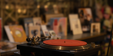 Тренд зумеров на аналоговые увлечения повышает продажи CD-дисков, виниловых пластинок, бумажных книг и возрождает экономику