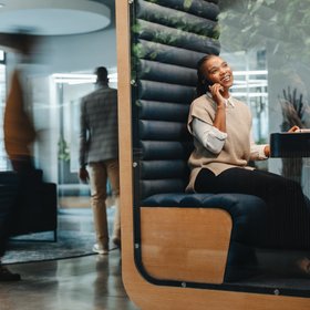 В московском метро появились кабинки для созвонов с шумоизоляцией