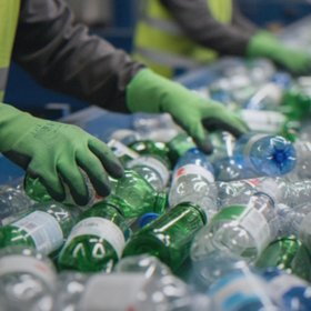 Исследователи из Великобритании научились с помощью кислоты из автомобильных аккумуляторов превращать пластик в экологически чистое водородное топливо