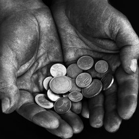 43 000 рублей — людей с такой зарплатой в РФ предлагают признать бедными