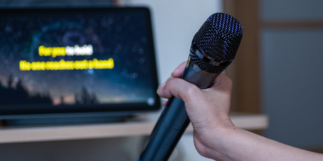 «Ф-ф-ф-фристайло — это заикание». Пользователи соцсетей подбирают диагнозы к строчкам из популярных песен