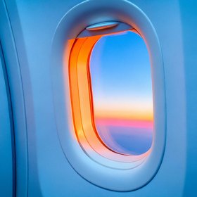 Пассажир Ryanair чуть не выпал из иллюминатора самолета во время полета