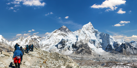 На Эвересте гиды, спасатели, больницы, а иногда и сами туристы в сговоре провоцировали спасательную эвакуацию, чтобы получить страховые выплаты